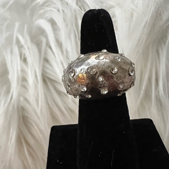 Jewelry - Beautiful ring with elastic band